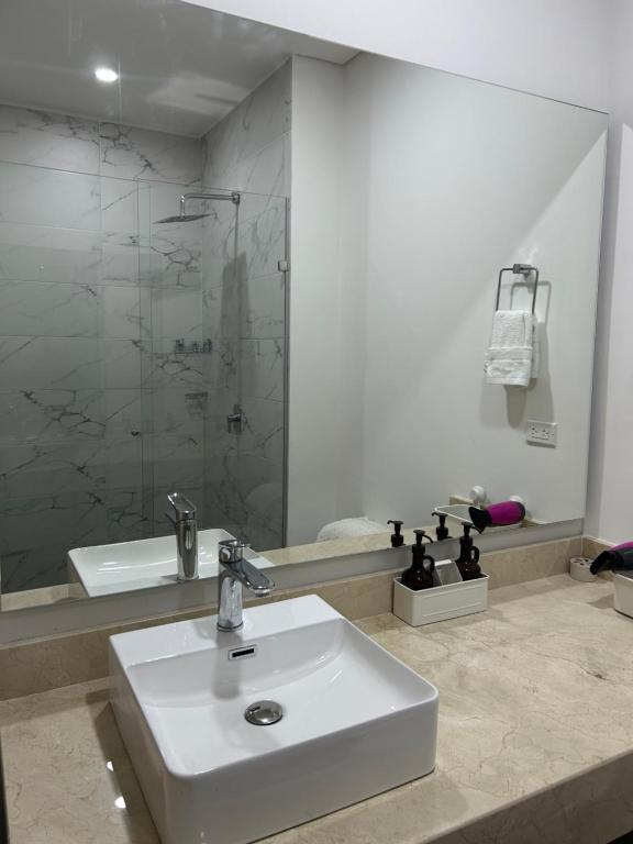 Ένα μπάνιο στο Edificio DELVENTTO- Pozos Colorados -Apartaestudio