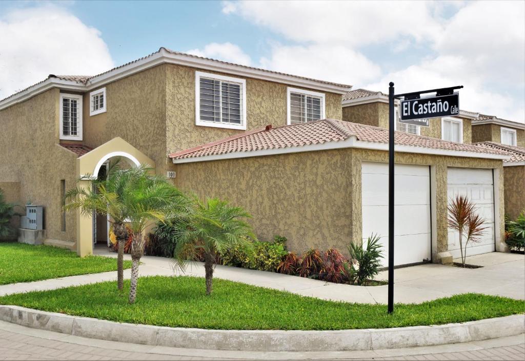 una casa con un cartello stradale davanti di Casa moderna en urbanización privada a Manta