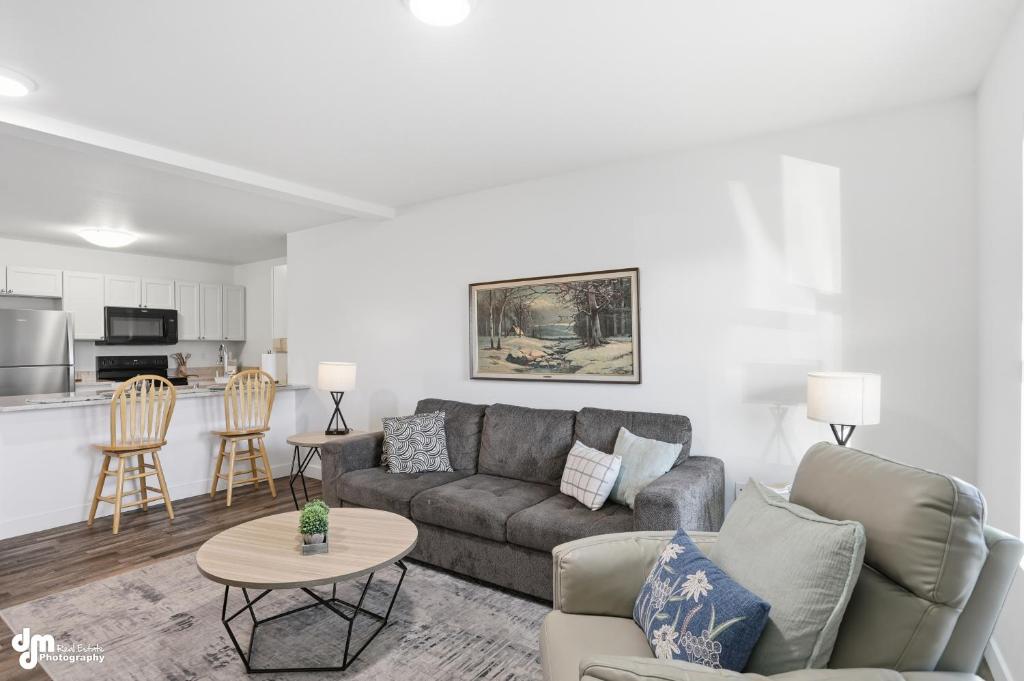 un soggiorno con un divano e un tavolo di Fully equipped Wasilla unit! a Wasilla