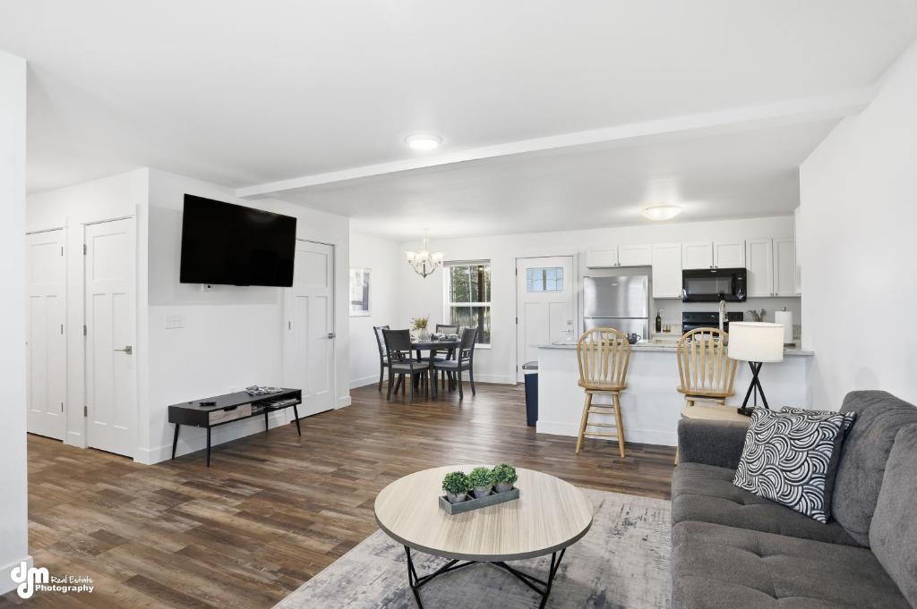 Η κουζίνα ή μικρή κουζίνα στο Fully equipped Wasilla unit!