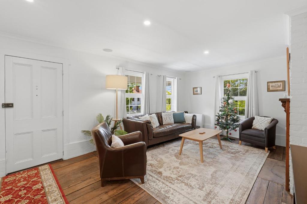 Posezení v ubytování City & Heritage - Stylish 2 Bed Cottage in Hobart