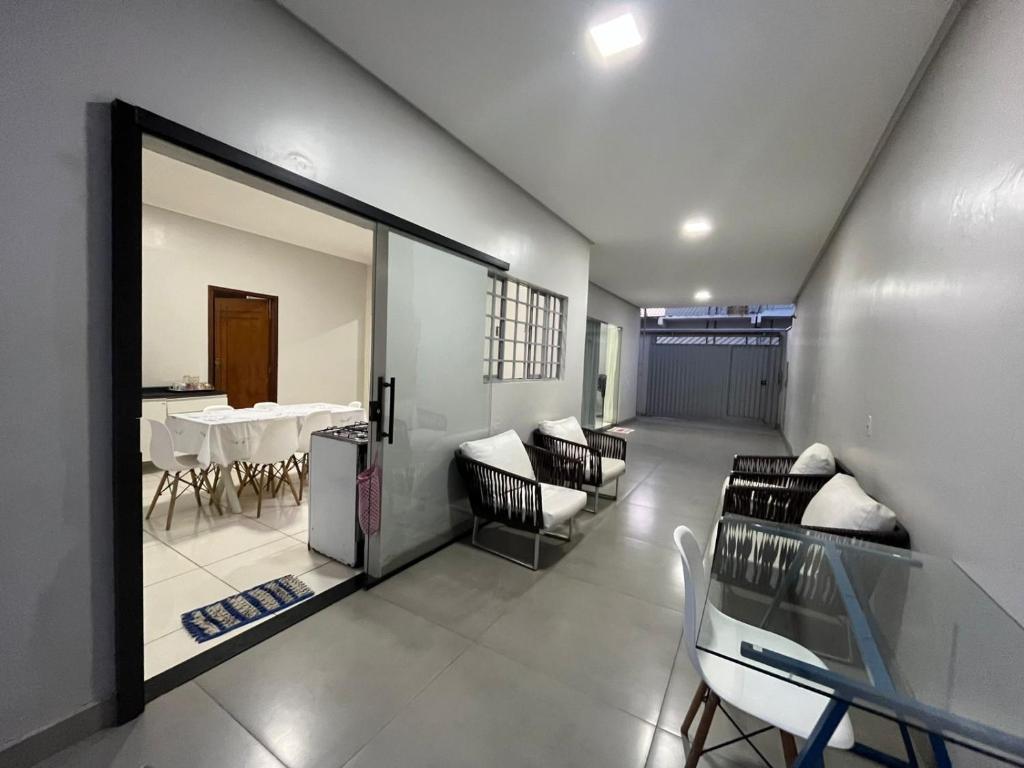 un soggiorno con un tavolo e una sala da pranzo di Lar da Dora a Parauapebas