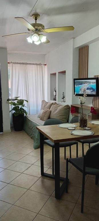 una sala de estar con un sofá y una mesa en Caelum House Apartamento, en Rafaela