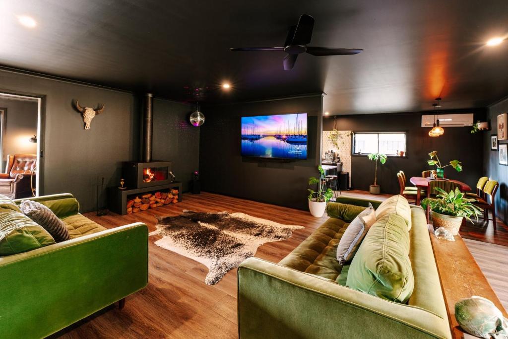 Black Diamond - Pet Friendly, Magnesium Spa في برايت: غرفة معيشة مع أريكة وتلفزيون