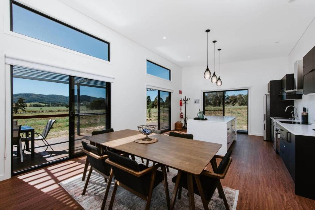 TV/trung tâm giải trí tại Olliedean Retreat - Dual Cottages with Scenic Views