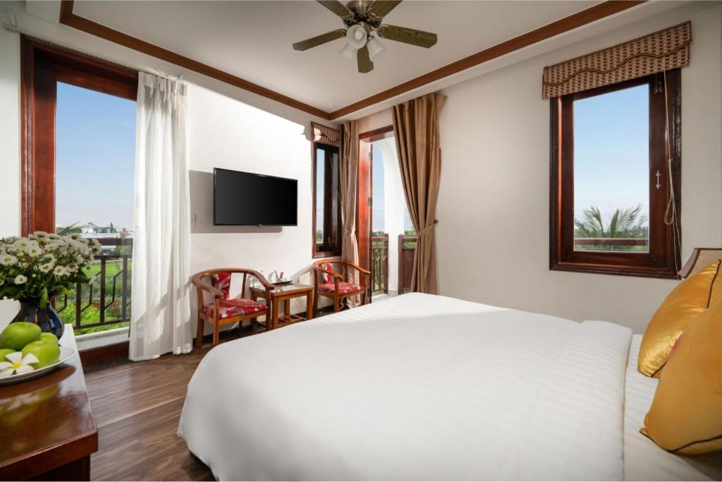 Phòng ngủ có ban công view rộng rãi tại Ony Retreat Villas