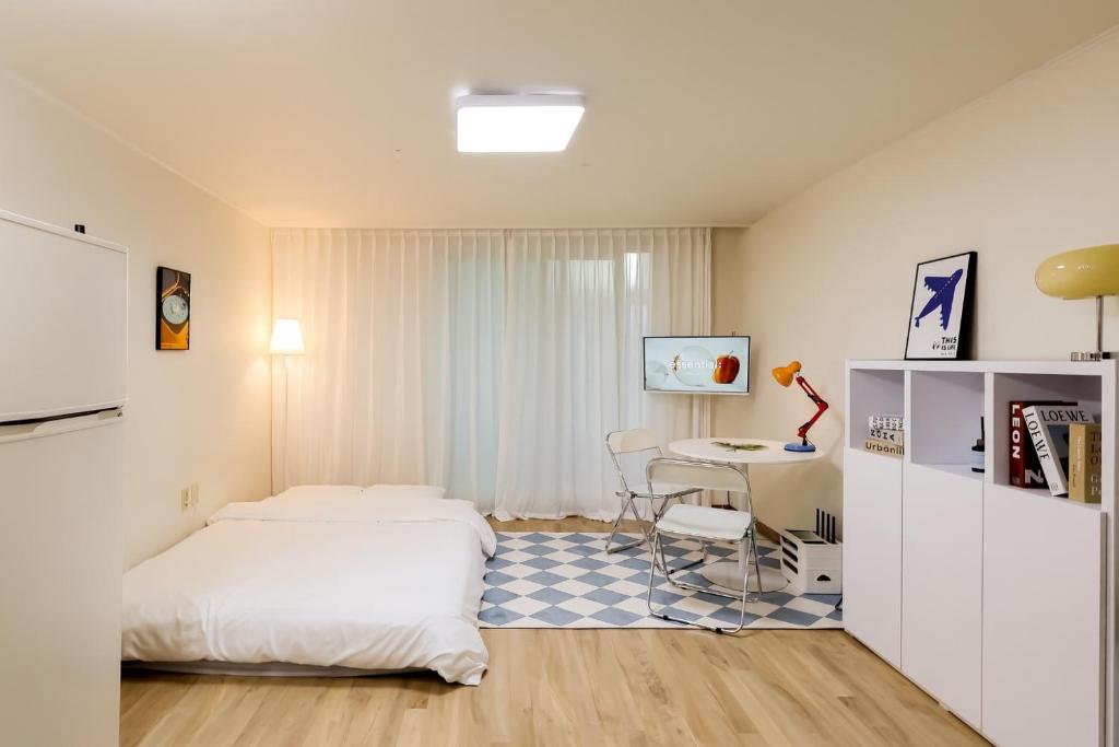 Una cama o camas en una habitación de 1'Near Hongdae Station, 30sec on foot