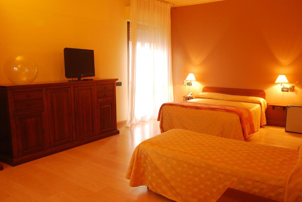 Postel nebo postele na pokoji v ubytování Nuovo Hotel Vigevano