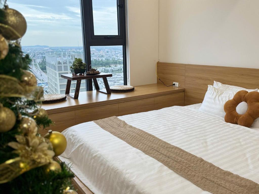 une chambre avec un sapin de Noël et un ours en peluche sur un lit dans l'établissement Gờ homestay - Giường King - Trung tâm thành phố, à An Khê