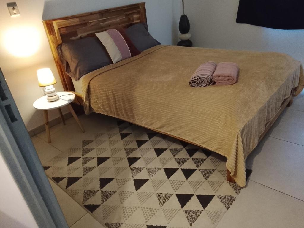 Un pat sau paturi într-o cameră la T2 dans quartier résidentiel