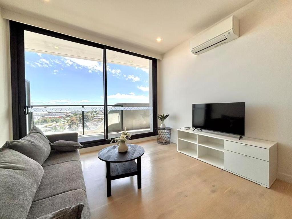 北克莱顿M-City Monash Spacious Skyline Escape & Hospital的配有沙发和平板电视的客厅