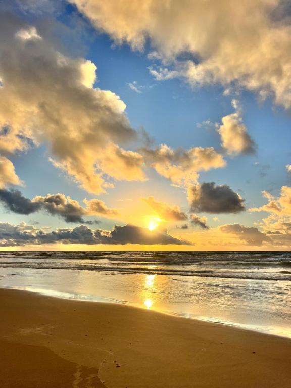 卡博迪圣阿戈斯蒂尼奥Casa Mina do Surf的日落在海滩上与大海