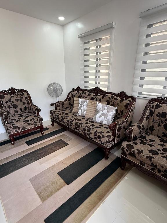 un soggiorno con due sedie e un divano di WedStays 1 