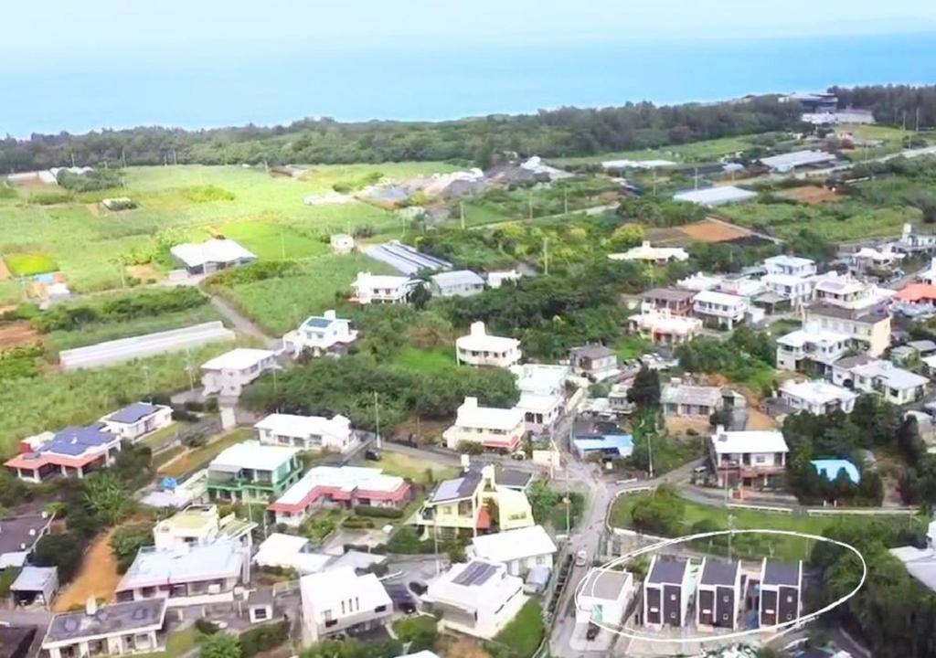 una vista aerea di un villaggio con case di OKINAWA POOLWILLA ONNA 4A - Vacation STAY 06955v a Baba