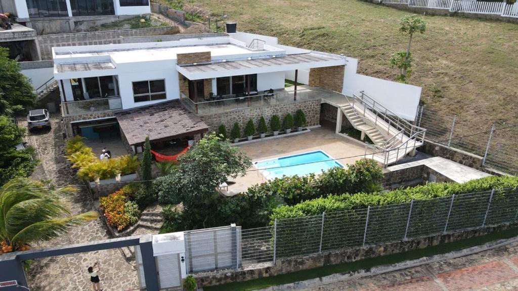 Casa Juliana vista al mar piscina y jacuzzi في Tubará: منظر جوي لمنزل به حوض سباحة