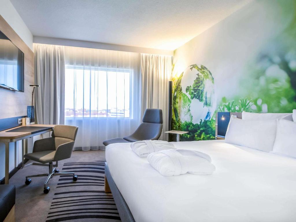 Ένα ή περισσότερα κρεβάτια σε δωμάτιο στο Novotel Wrocław Centrum