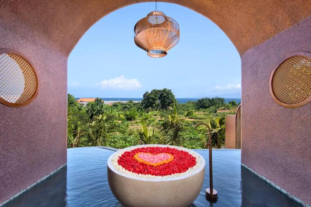 ein Zimmer mit einer Schale, auf der ein Herz abgebildet ist in der Unterkunft Finola 1 BR Grand Suite Ocean View ZN387 in Sanur