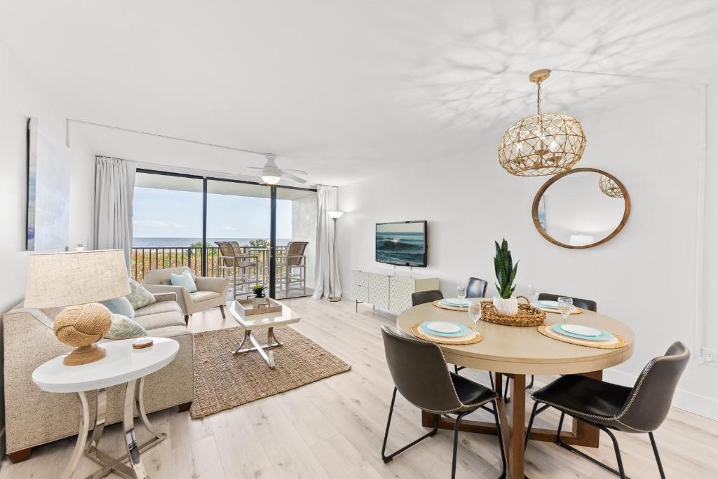 Μια τηλεόραση ή/και κέντρο ψυχαγωγίας στο Cape Winds by Happy Palm Stays