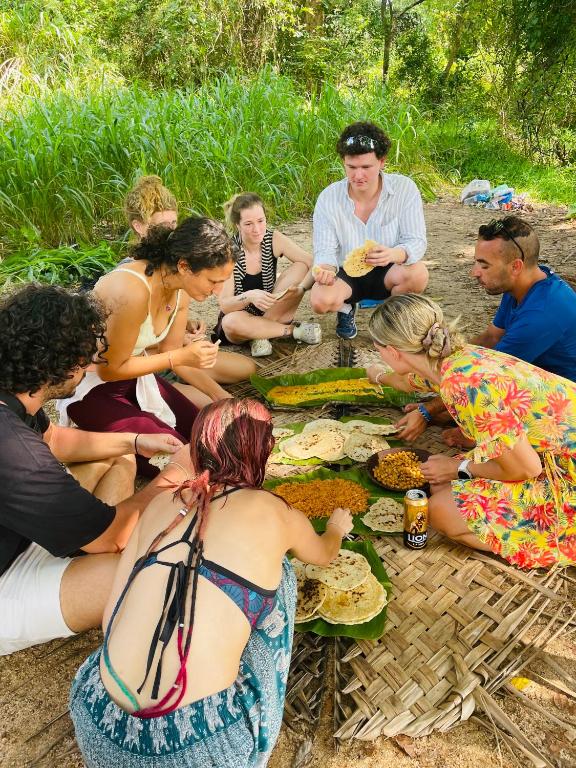 锡吉里亚Good Karma Sigiriya的一群人坐在野餐桌旁