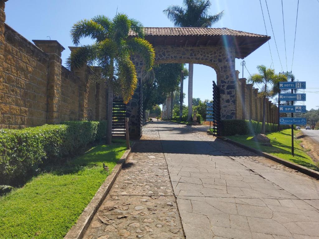an empty street with an archway and a palm tree at Hotel & Spa Quinta Sauz in Tacámbaro de Codallos