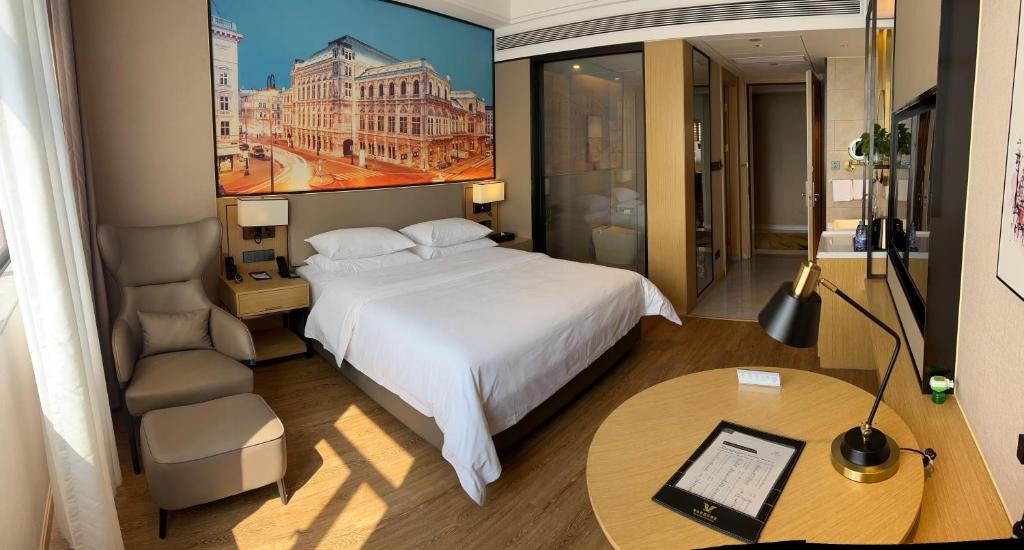 Un pat sau paturi într-o cameră la Vienna International Hotel