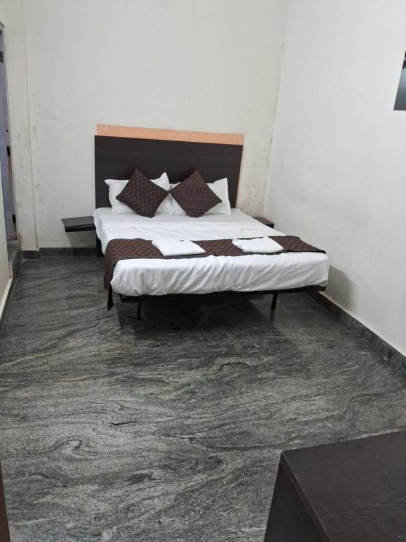 a bedroom with a large bed in a room at SHREE CHENDUR FAMILY Residency in Tiruvannāmalai