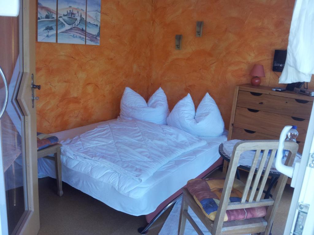ein Schlafzimmer mit einem Bett und einer Holzwand in der Unterkunft Gartenhaus Nossen in Nossen