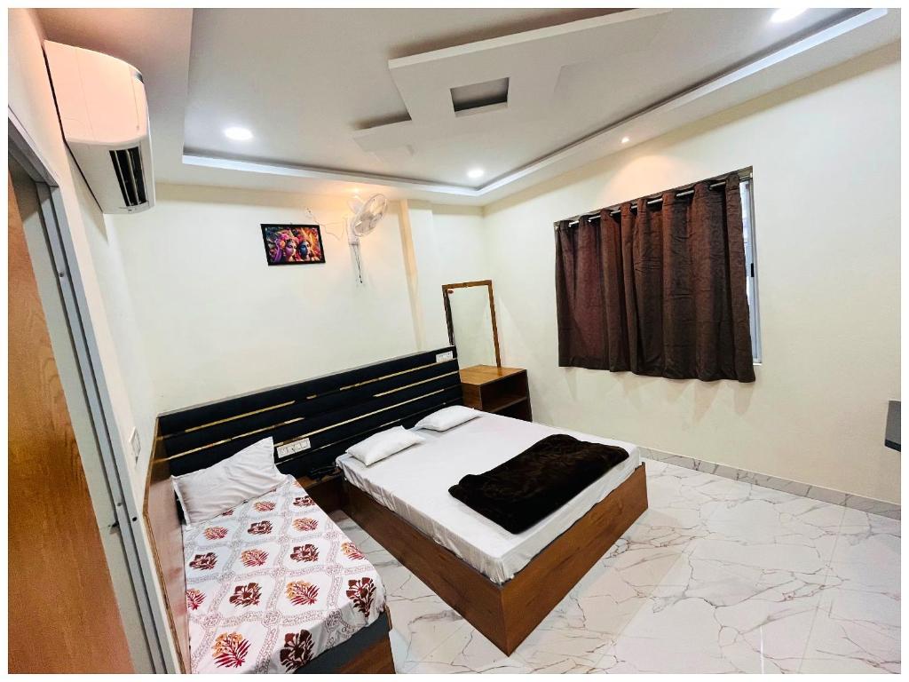 Ένα ή περισσότερα κρεβάτια σε δωμάτιο στο Indra Nagar Road Hotel Premium Aadi # Shree Palace Near Railway Station # Mahakaleshwar Jyotirlinga - Restaurant And Parking Facilities - Fully Air Conditioning Rooms - Best Hotel In Ujjain