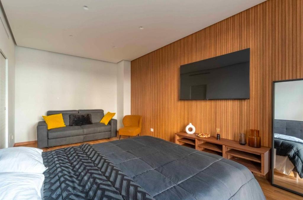 TV/trung tâm giải trí tại Urban Luxe Apartments