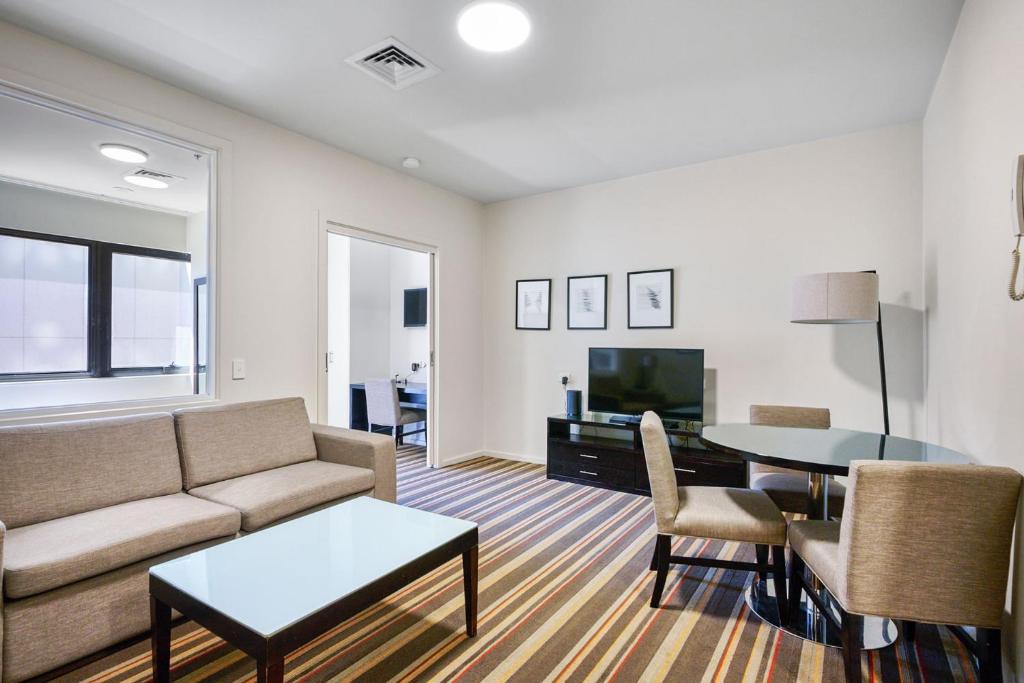 Khu vực ghế ngồi tại Central City Suite Steps to Bourke & Swanston