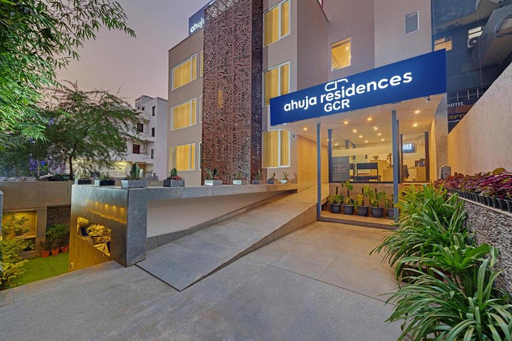 古尔冈Ahuja Residency GCR的建筑物的正面，上面有一个招牌