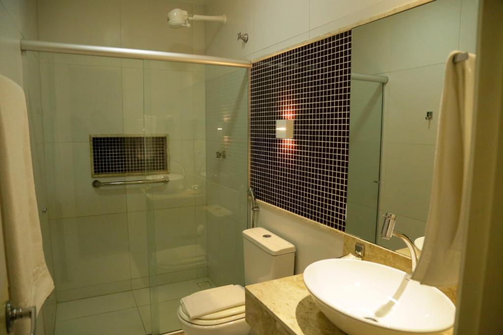カルアルにあるカルアル パーク ホテルのバスルーム(洗面台、トイレ、シャワー付)