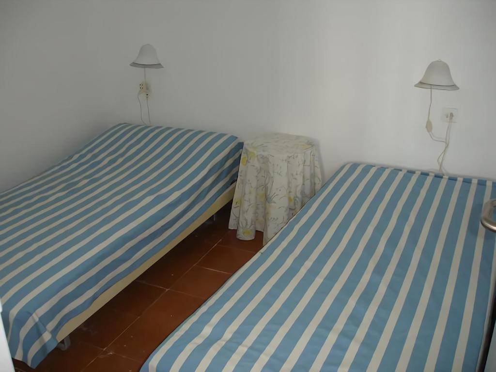 Posteľ alebo postele v izbe v ubytovaní Bungalow Cala Llobeta 16