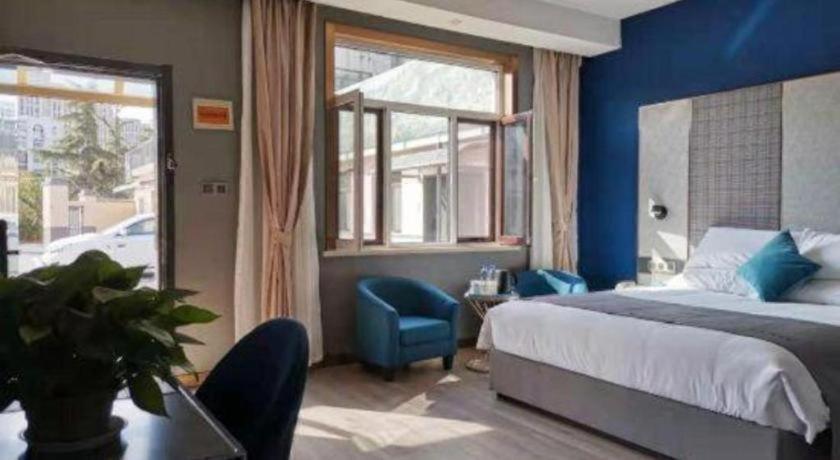 Ένα ή περισσότερα κρεβάτια σε δωμάτιο στο LANO Hotel Shandong Qingdao Jimo District Baolong Square