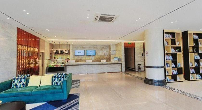 Μια τηλεόραση ή/και κέντρο ψυχαγωγίας στο City Comfort Inn Dali High-speed Railway Station Erhai Park