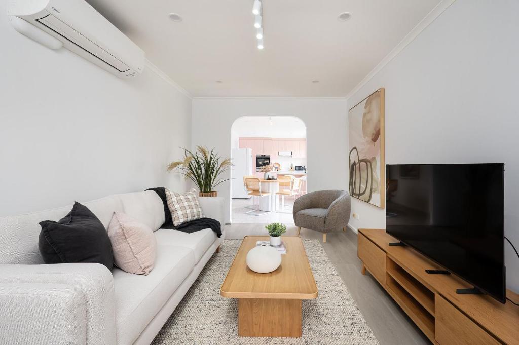 TV a/nebo společenská místnost v ubytování Westside Lake and Bay - Altona