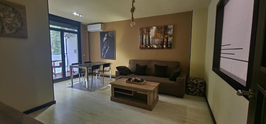 un salon avec un canapé et une table dans l'établissement APARTAMENTO ALES, à Arenas de San Pedro