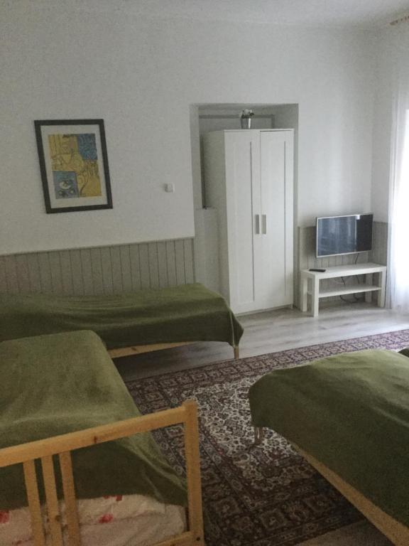 Łóżko lub łóżka w pokoju w obiekcie Avas Apartman