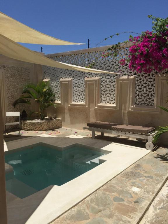 Bazén v ubytování The Villa Luxury Suites Hotel nebo v jeho okolí