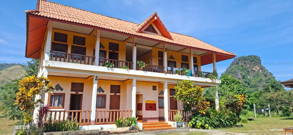 een huis met een berg op de achtergrond bij Smart View Guesthouse 