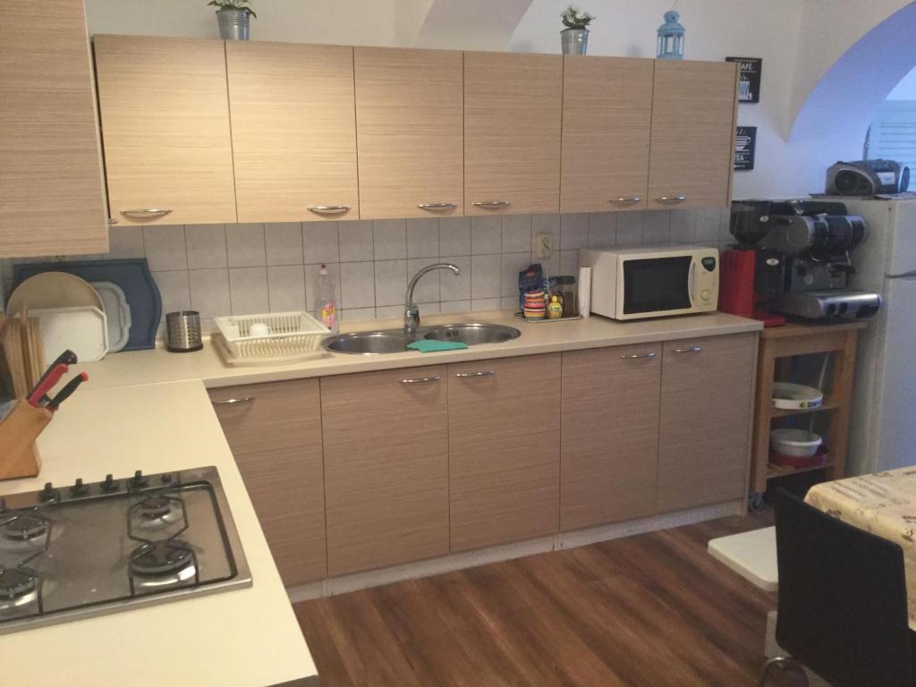 Kuchnia lub aneks kuchenny w obiekcie Avas Apartman