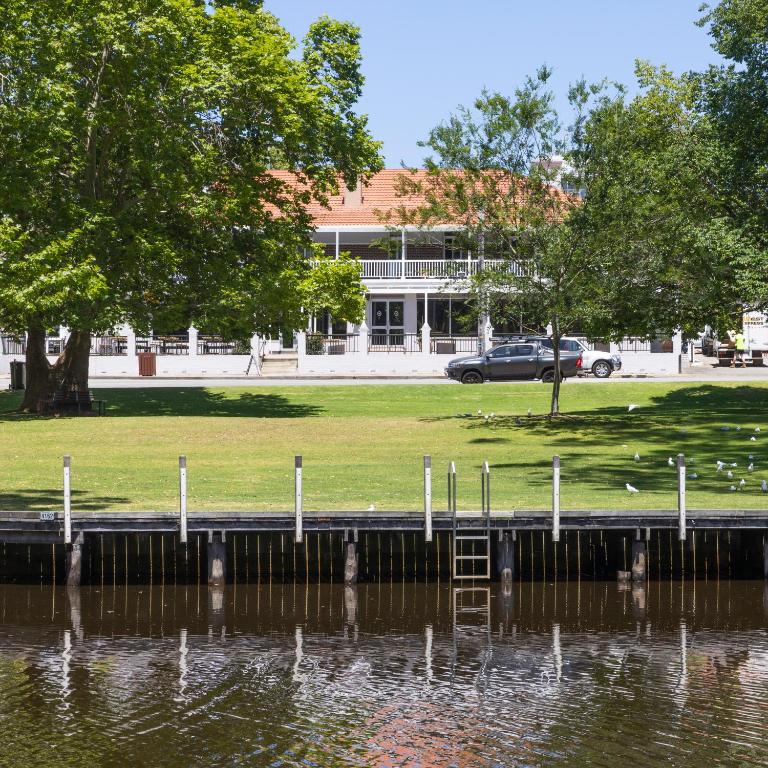 丹马克The Lodge At The Denmark Hotel的建筑物前、水体旁的码头