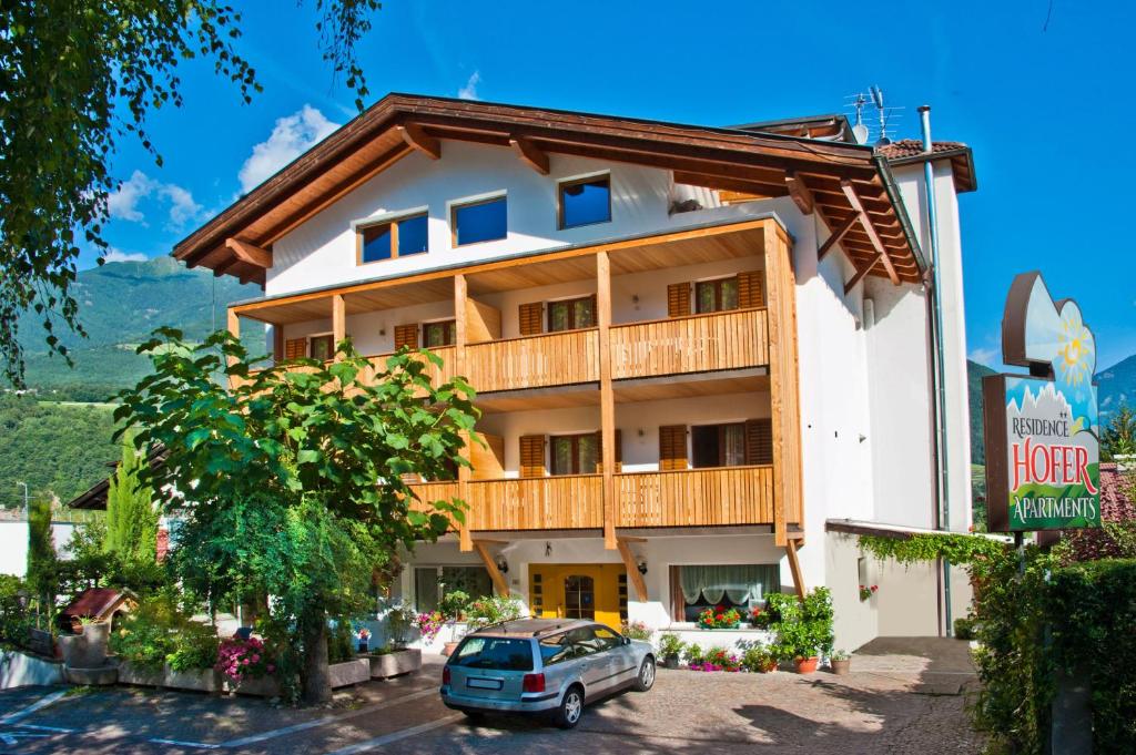 ein Gebäude mit einem davor geparkt in der Unterkunft Residence Hofer in Brixen