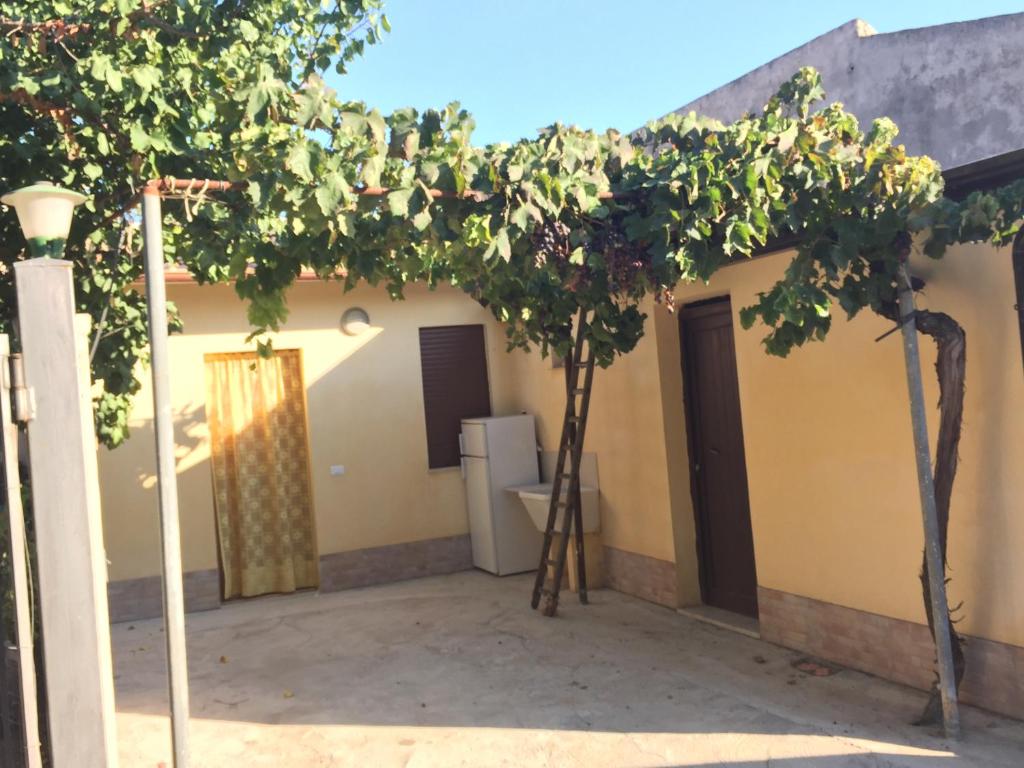 CartabubboにあるLa Pergolaの前に木が2本ある家