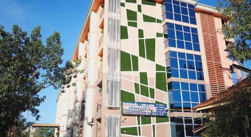 ウドーンターニーにあるKumkaew Udonの緑白の外観の高い建物