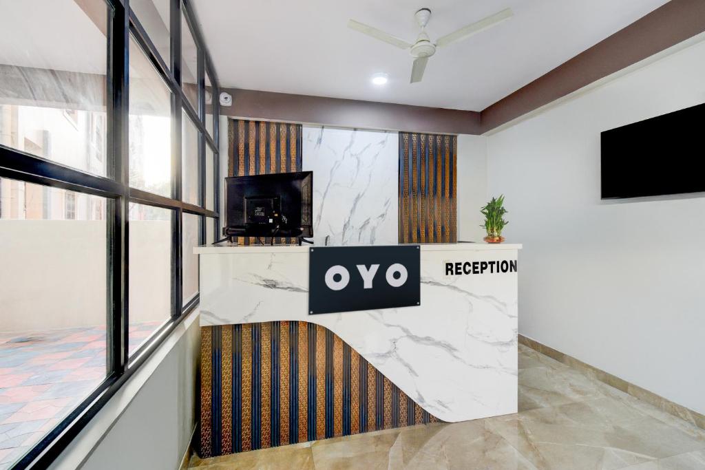 an office lobby with a reception desk with a tv at Hotel O PRIME HUB in Lingampalli