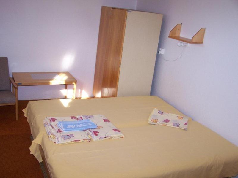 Postel nebo postele na pokoji v ubytování Robotnícka ubytovňa Bodice 104