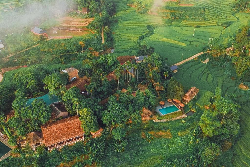 Pu LuongPù Luông Ecolodge的带高尔夫球场的度假村的鸟瞰图