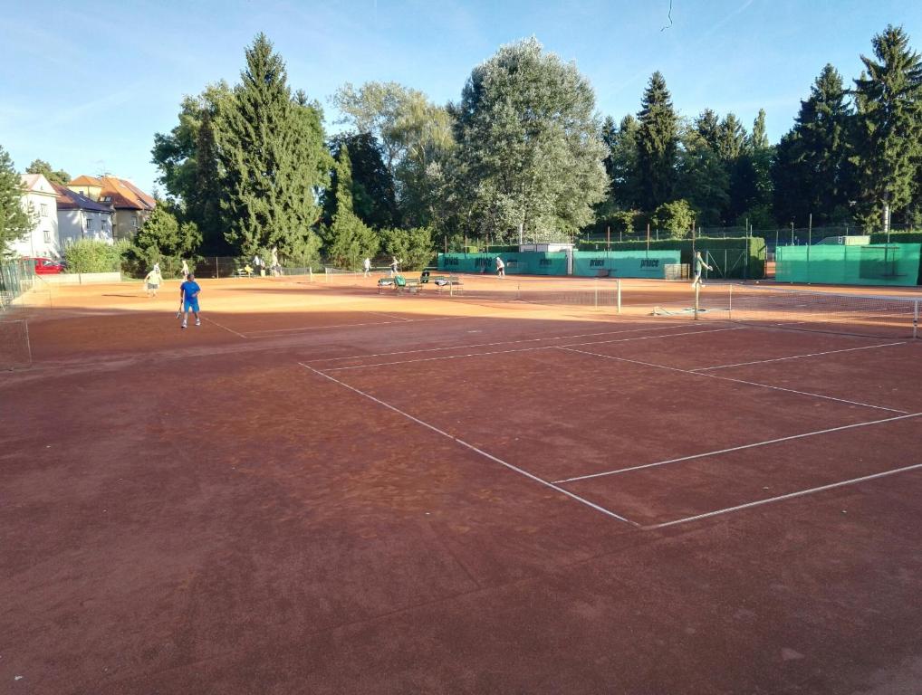 Tenis a/nebo squash v ubytování Penzion Tenis nebo okolí
