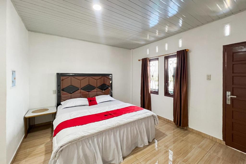 Postel nebo postele na pokoji v ubytování RedDoorz at Raya Hotel Berastagi